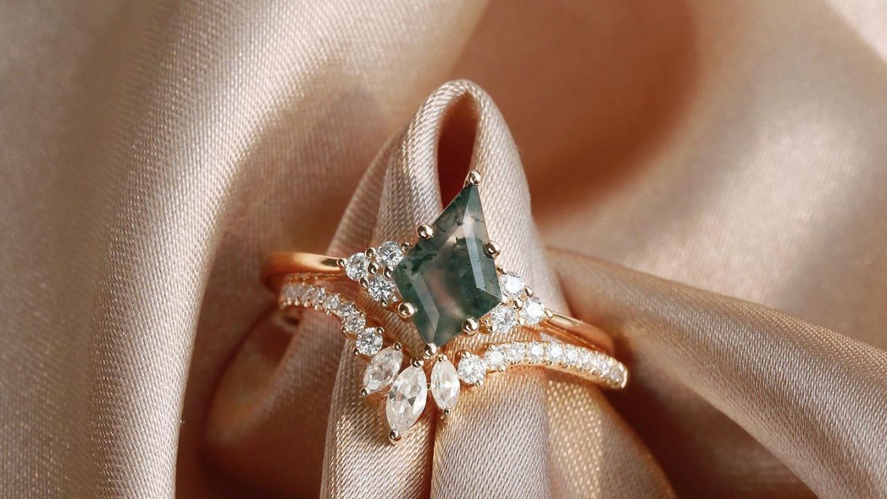 What Factors Should You Look at When Selecting a Moss Agate Ring for a Wedding?